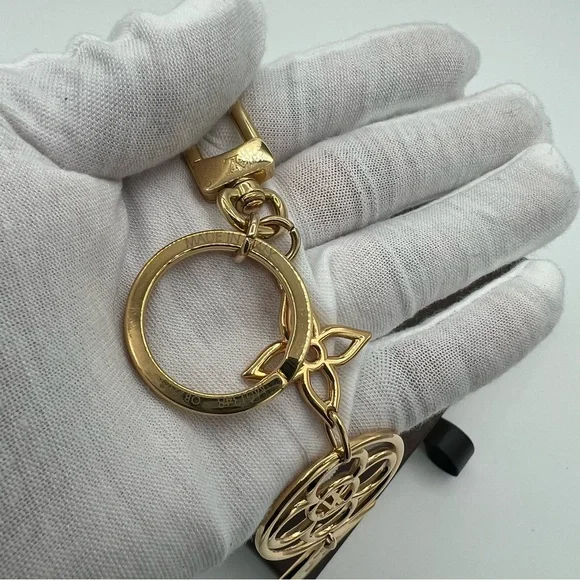 Louis Vuitton LV Twiggy key chain Charm GP Gold ❤️Authentic - Picture 5 of 7